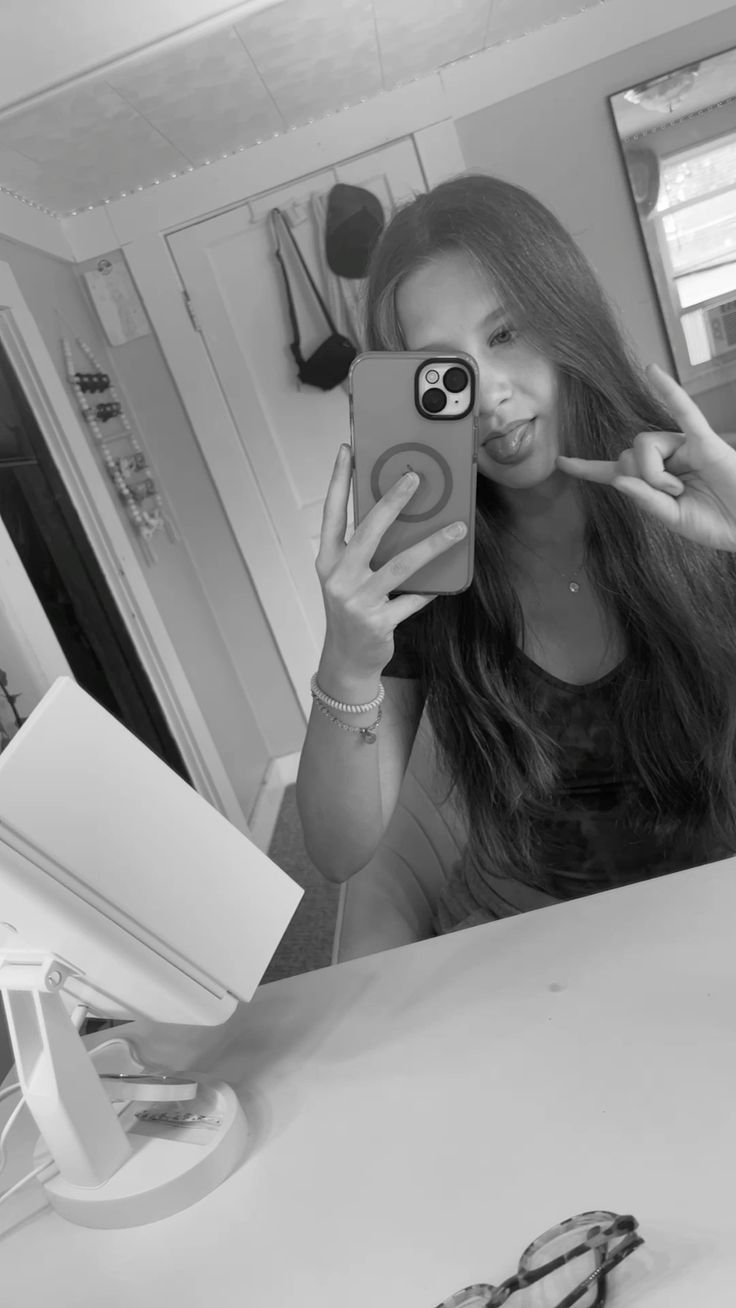 files/brunette_girl_mirror_pic.jpg